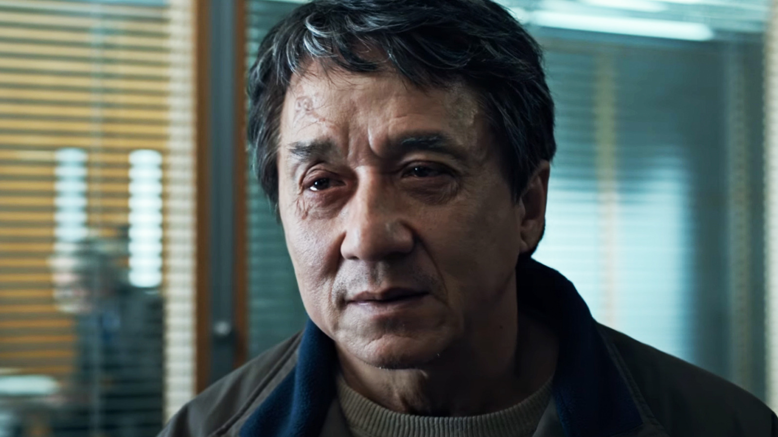 Le thriller de 2017 avec Jackie Chan et Pierce Brosnan enflamme les classements de Netflix.