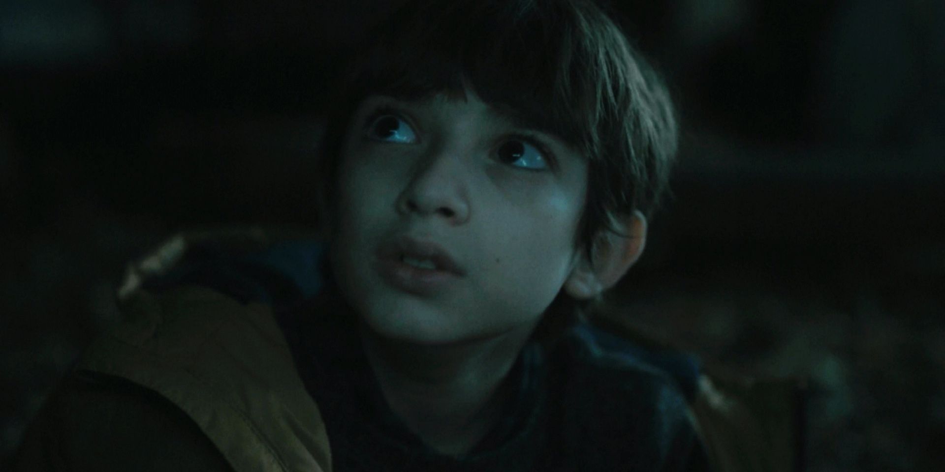 Luke qui regarde en l'air et parle à quelqu'un dans Invasion