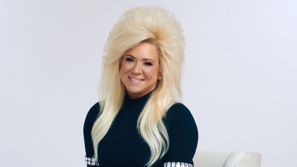 Lisez les prédictions de ‘Long Island Medium’ Theresa Caputo dans sa nouvelle série Lifetime ‘Raising Spirits’