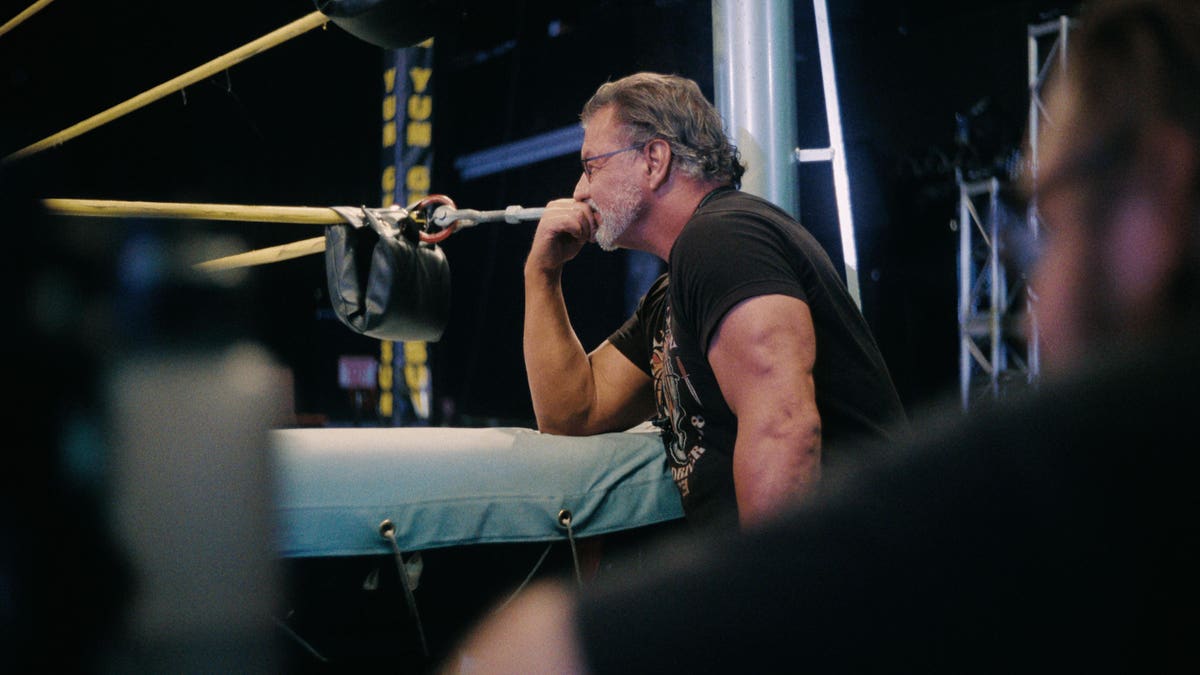Netflix propose une docuserie parfaite sur le monde du catch avec “Wrestlers”.