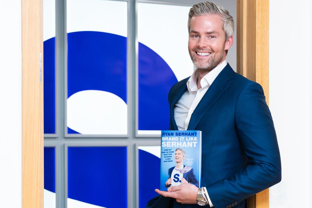 Nouveau livre de Ryan Serhant pendant le tournage de sa série Netflix