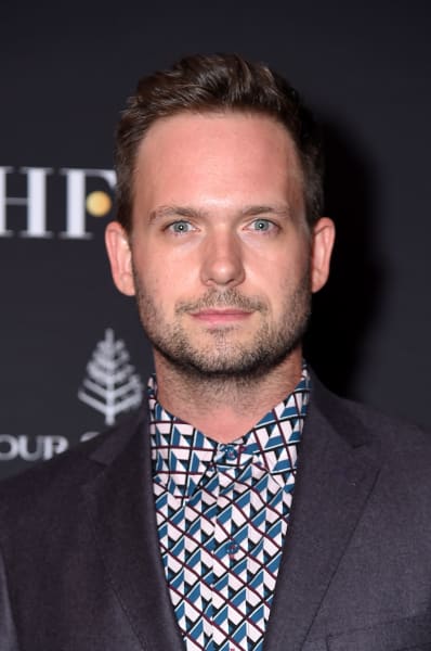 Patrick J. Adams assiste à l'Association de la presse étrangère d'Hollywood