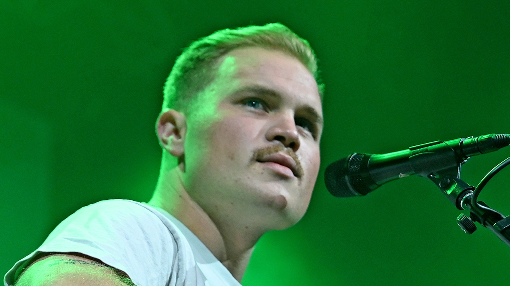 Zach Bryan déclare que les policiers dépassent les limites lors de son arrestation