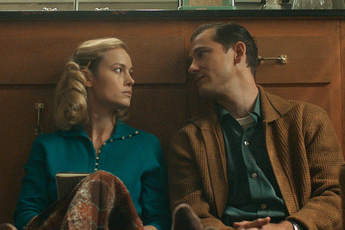 ‘Lessons in Chemistry’ : Brie Larson et Lewis Pullman éblouissants dans l’addictive adaptation de roman à succès d’Apple TV+