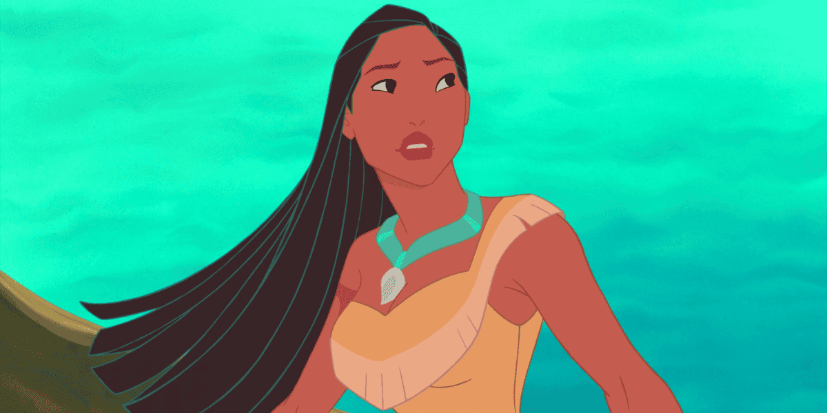 Pocahontas regarde au loin devant un ciel bleu-vert.