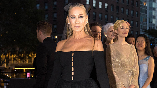 Sarah Jessica Parker dévoile ses talons dépareillés au ballet de NYC : Photos – Hollywood Life