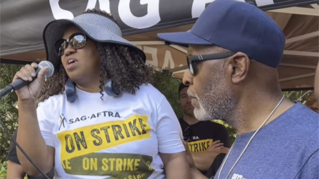 Stars de Grey’s Anatomy protestent et prononcent discours sur la ligne de piquetage SAG-AFTRA