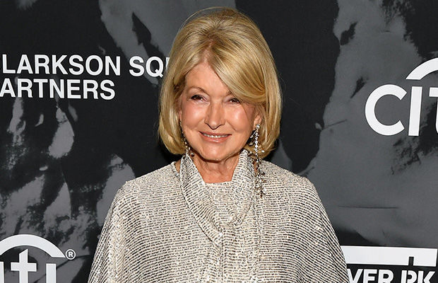 Martha Stewart étincelle dans une robe éblouissante avec une fente très haute – Hollywood Life