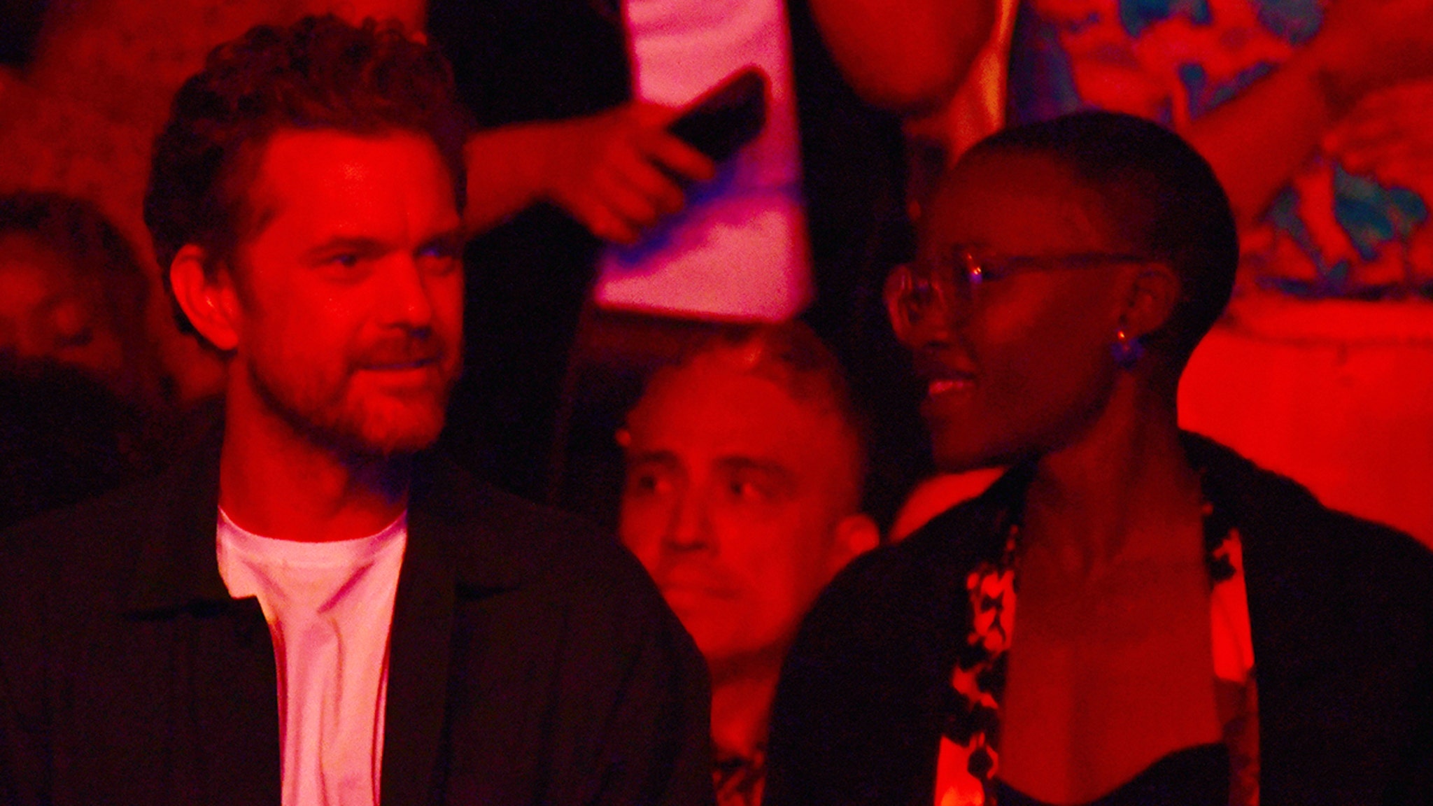 Joshua Jackson en concert avec Lupita Nyong’o et ses amis malgré son divorce.