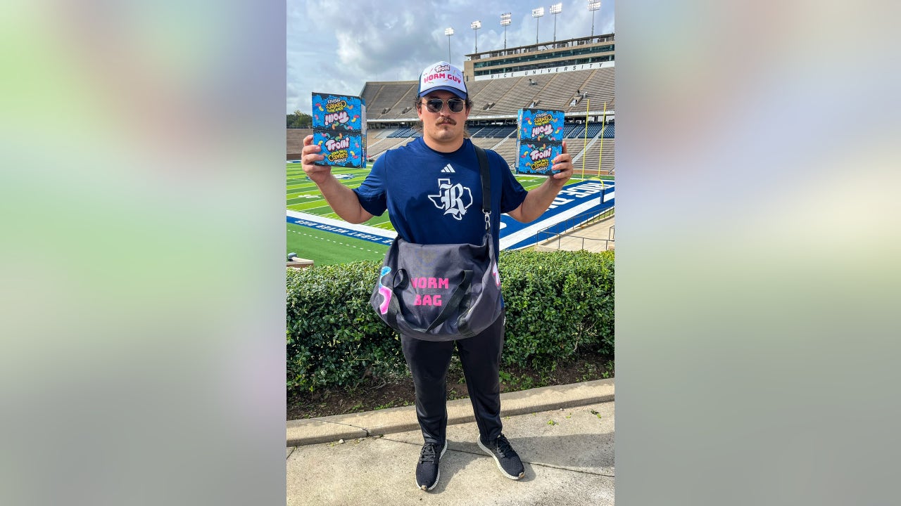 Viralité au jeu de football de Rice University avec le “Gummy Worm Guy”