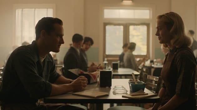 Analyse de la première de la série Lessons in Chemistry : Les multiples facettes d’Elizabeth Zott