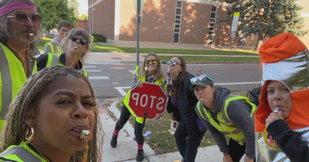 Annonce : Reporters CBS News dans les rues du Colorado en tant que “garde de passage”
