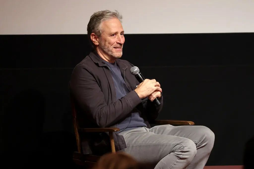 Annulation du show de Jon Stewart sur Apple TV+ suite à un désaccord sur la couverture de l’IA et de la Chine.