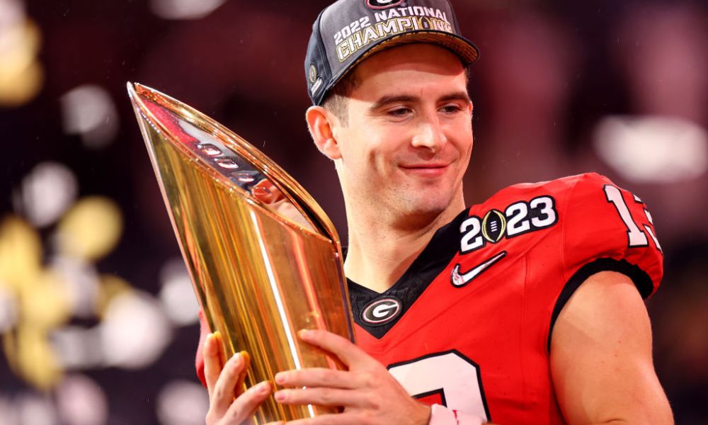 Apple et Amazon intéressés par les droits du College Football Playoff, selon un rapport.