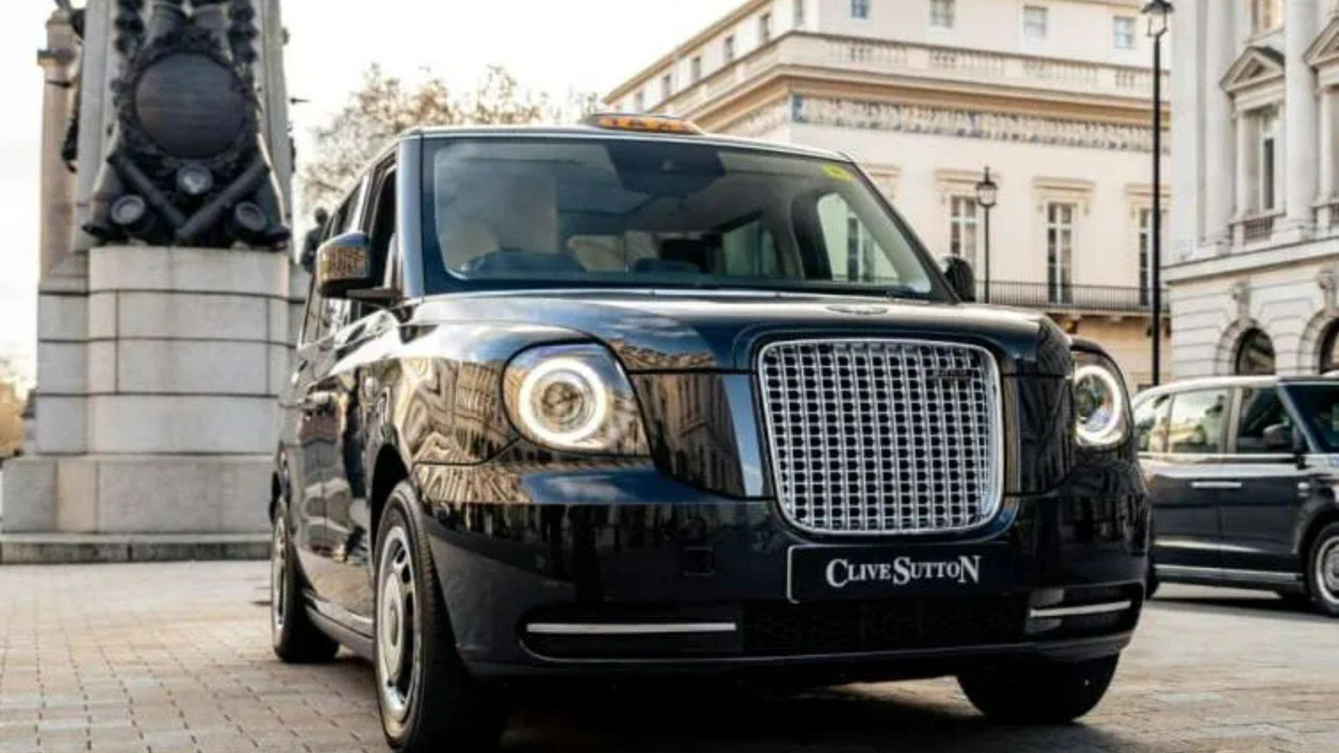 Cabine EV de luxe noire avec frigo, Apple TV et sièges de première classe façon avion. À vous pour 141 000 £.