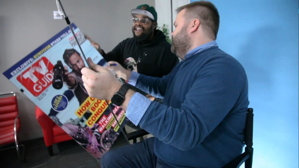 Créateur d'”Invincible”, Robert Kirkman signe une tonne de marchandises de “The Walking Dead” dans TV Guide Magazine (vidéo)
