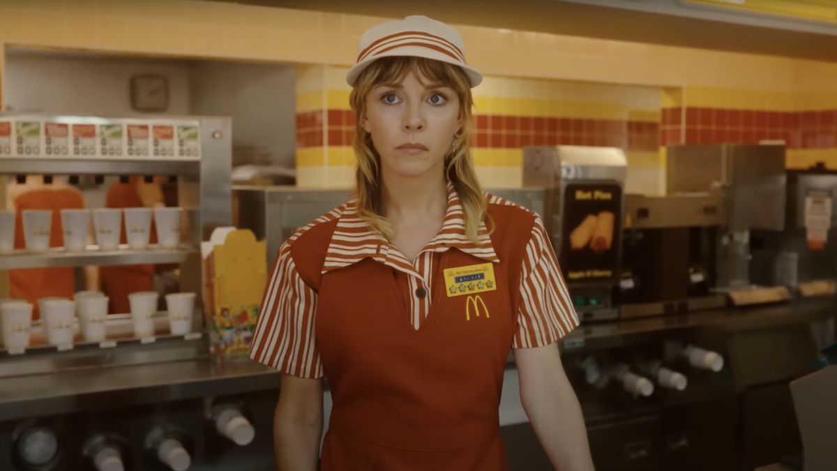 Designer de costumes de Loki discute de l’aspect “drôle” de la conception de l’uniforme McDonald’s de Sylvie.