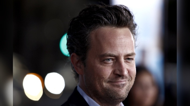 Deuil de Matthew Perry : Émouvant hommage des créateurs, acteurs et famille de ‘Friends’