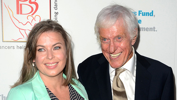 Dick Van Dyke visite Disneyland avec sa femme Arlene : Photos – Hollywood Life