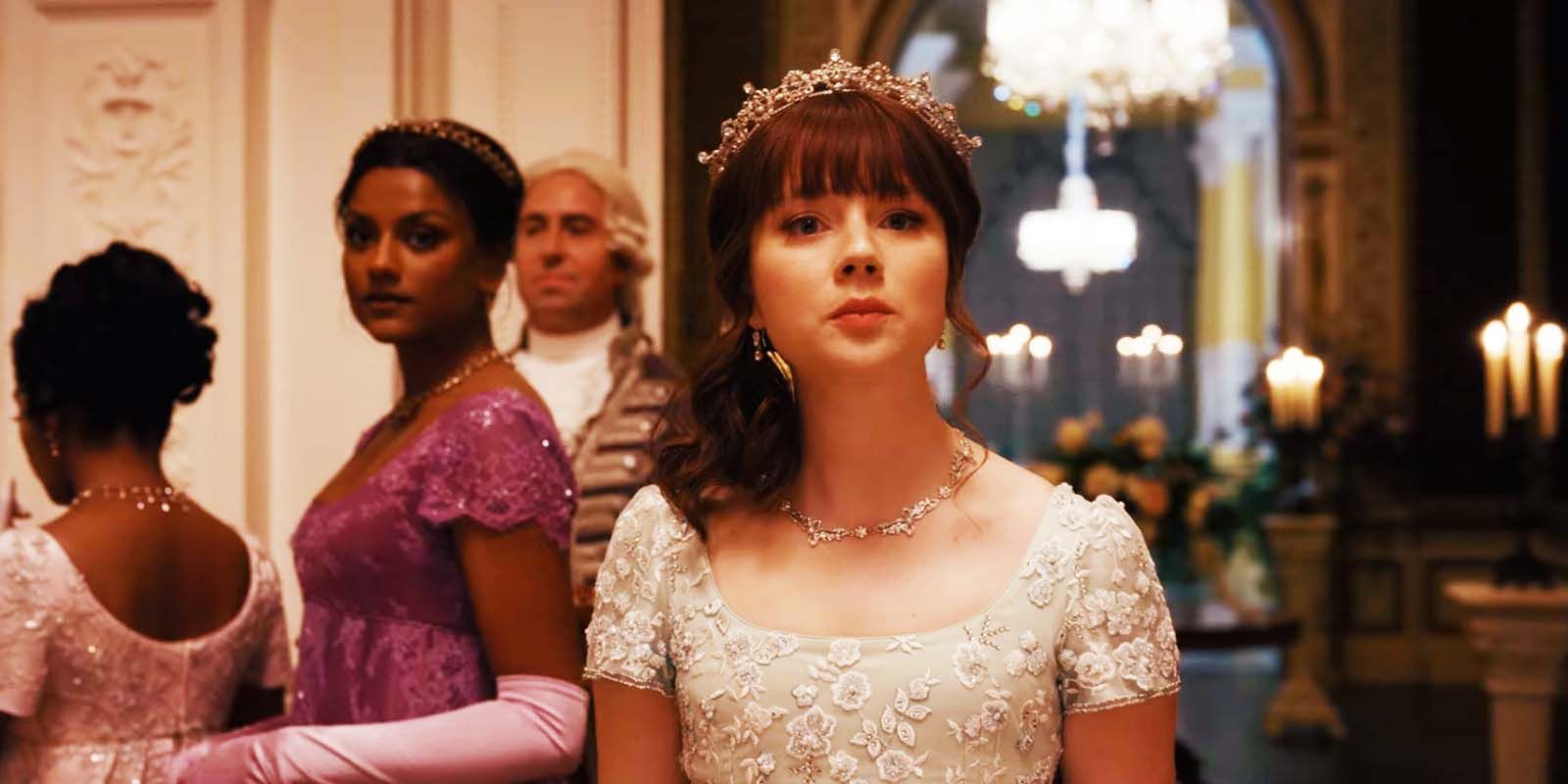 Simone Ashley en tant que Kate Sharma et Claudia Jessie en tant qu'Eloise Bridgerton dans la saison 2 de Bridgerton