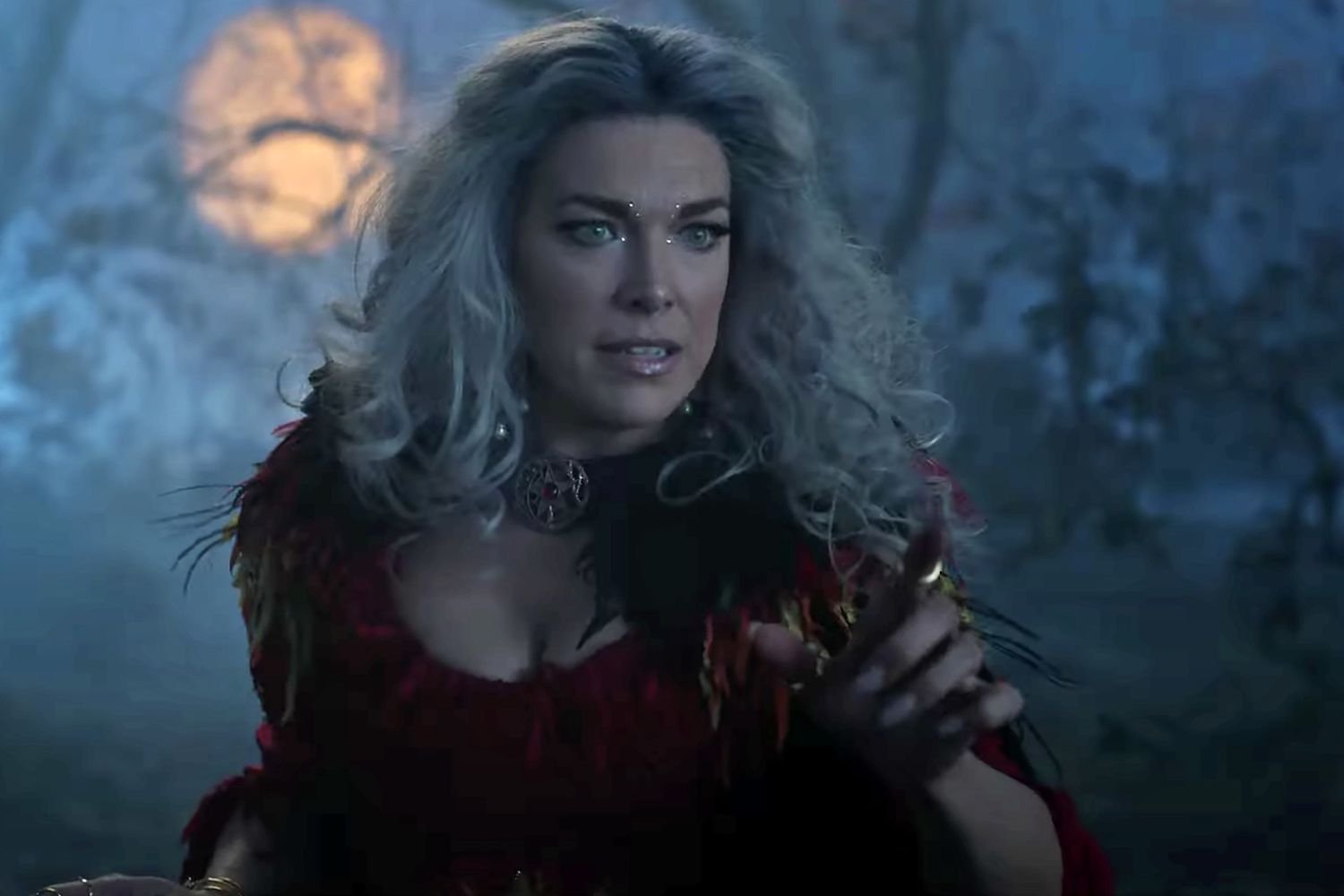 HOCUS POCUS 3 : Mise à jour du scénariste sur la Mère Sorcière Hannah Waddingham – GeekTyrant