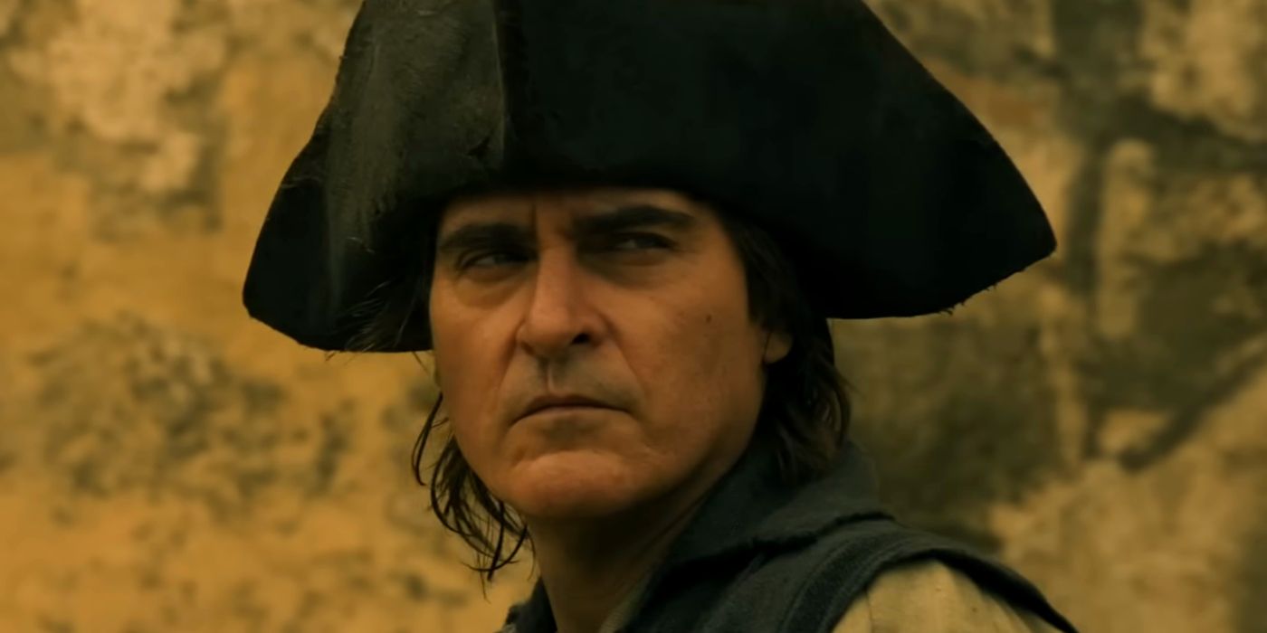 Joaquin Phoenix démoralise une armée entière et succombe au charme de Josephine, jouée par Vanessa Kirby.