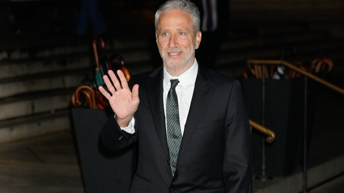 Jon Stewart quitte Apple TV suite à un différend sur l’IA et les épisodes sur la Chine.