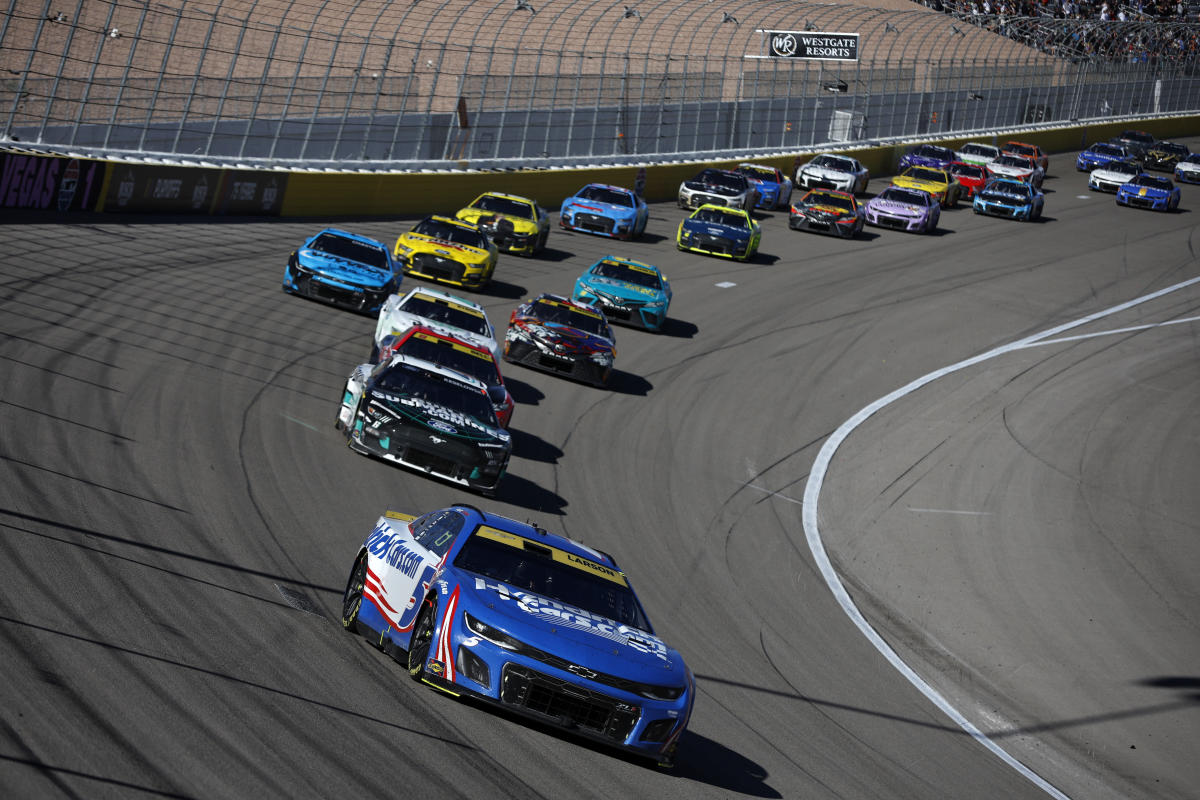 Kyle Larson domine à Las Vegas, résiste à Christopher Bell dans un final serré
