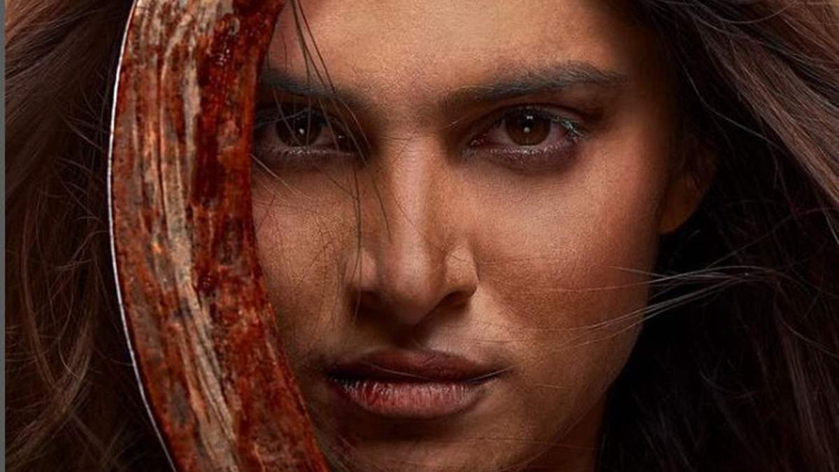 La nouvelle enquête d’Apurva met en avant l’intensité du regard de Tara Sutaria.
