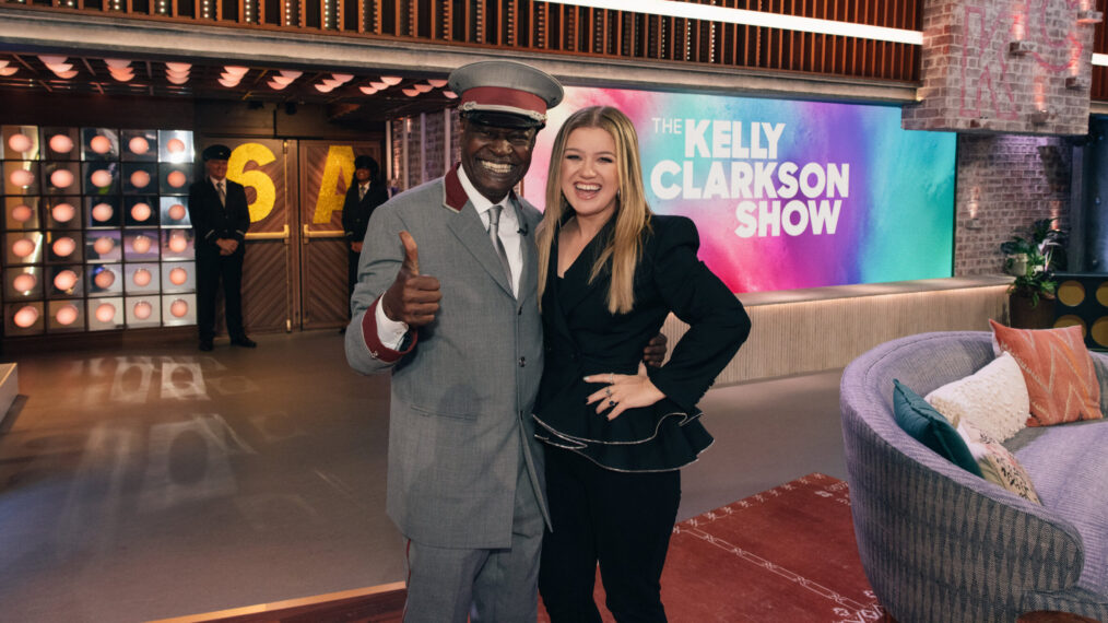 Le Kelly Clarkson Show démarre à NYC avec un hommage aux concierges.