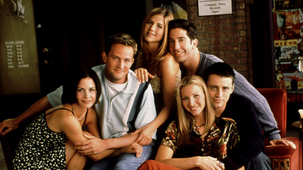 Le décès de Matthew Perry bouleverse l’équipe de “Friends” : une famille en deuil.