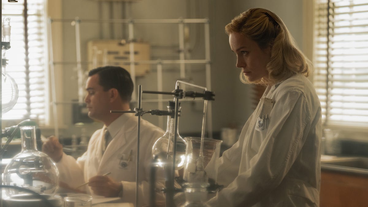Les changements de la série TV adaptée du livre “Lessons in Chemistry” expliqués.