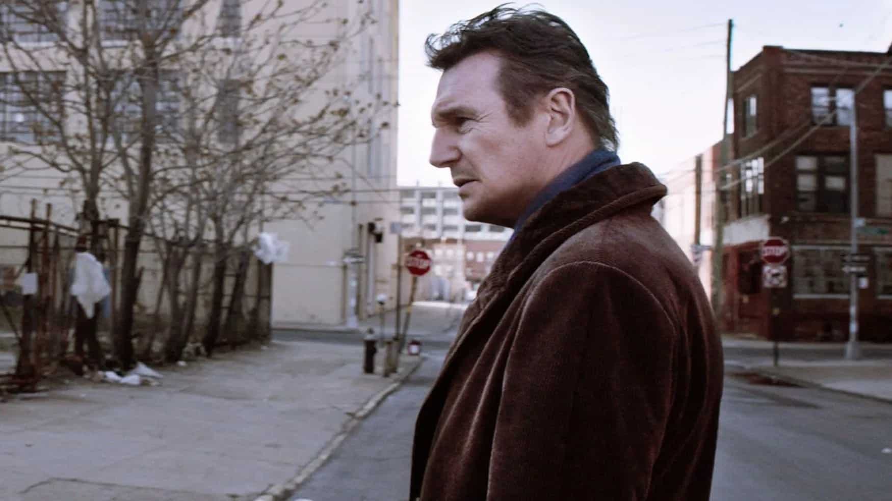 Liam Neeson, détective déchu, dans un sombre thriller Netflix.