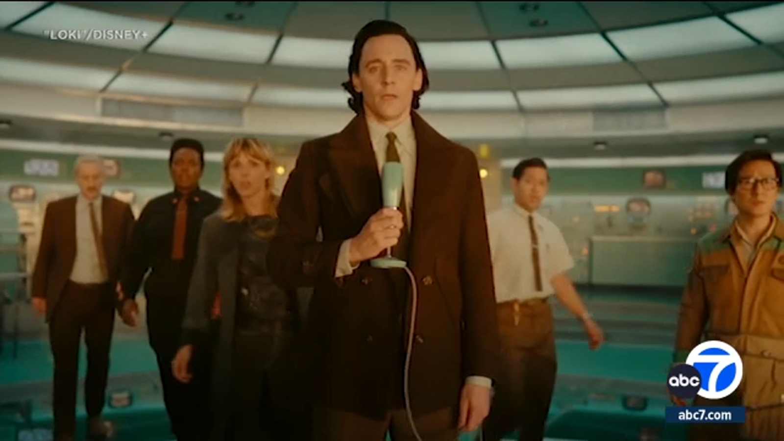 Loki de Tom Hiddleston apporte de nouveaux tours de passe-passe temporels à la série Disney+, avec un lauréat des Oscars dans le casting