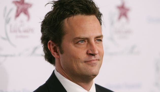 Matthew Perry : résultats autopsie incertains, tests toxologiques en attente ; Hollywood pleure l’étoile de Friends.