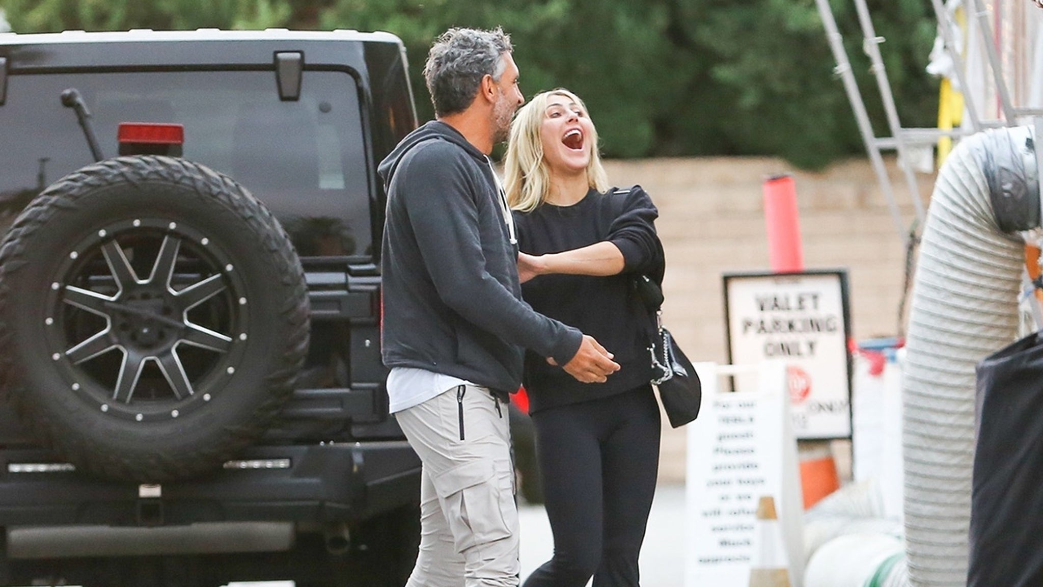 Mauricio Umansky et Emma Slater se donnent la main lors d’une sortie