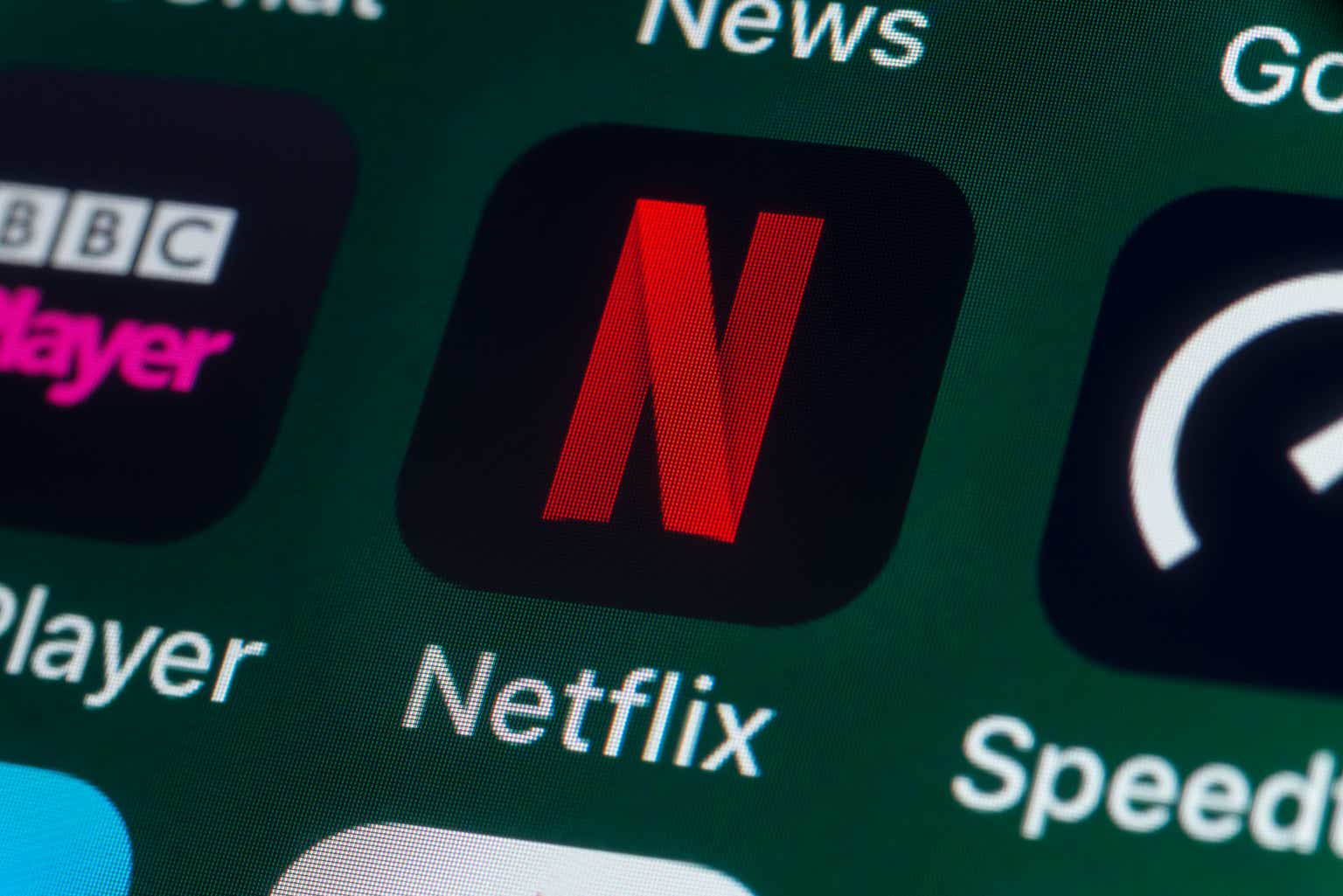 Netflix : Attentes de bonnes performances au 3e trimestre, mais l’action n’est pas encore à acheter (NASDAQ:NFLX)
