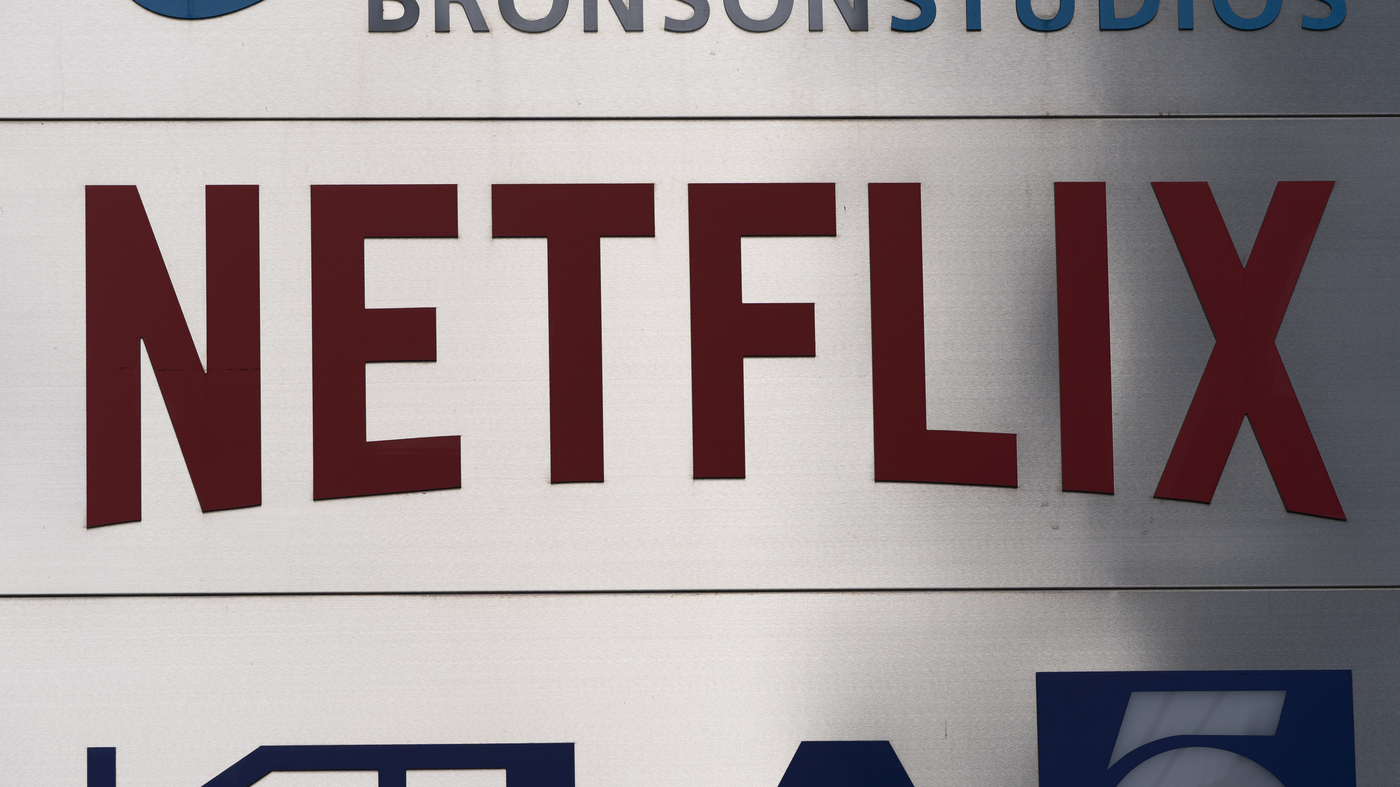 Netflix augmente ses tarifs pour son abonnement premium : NPR