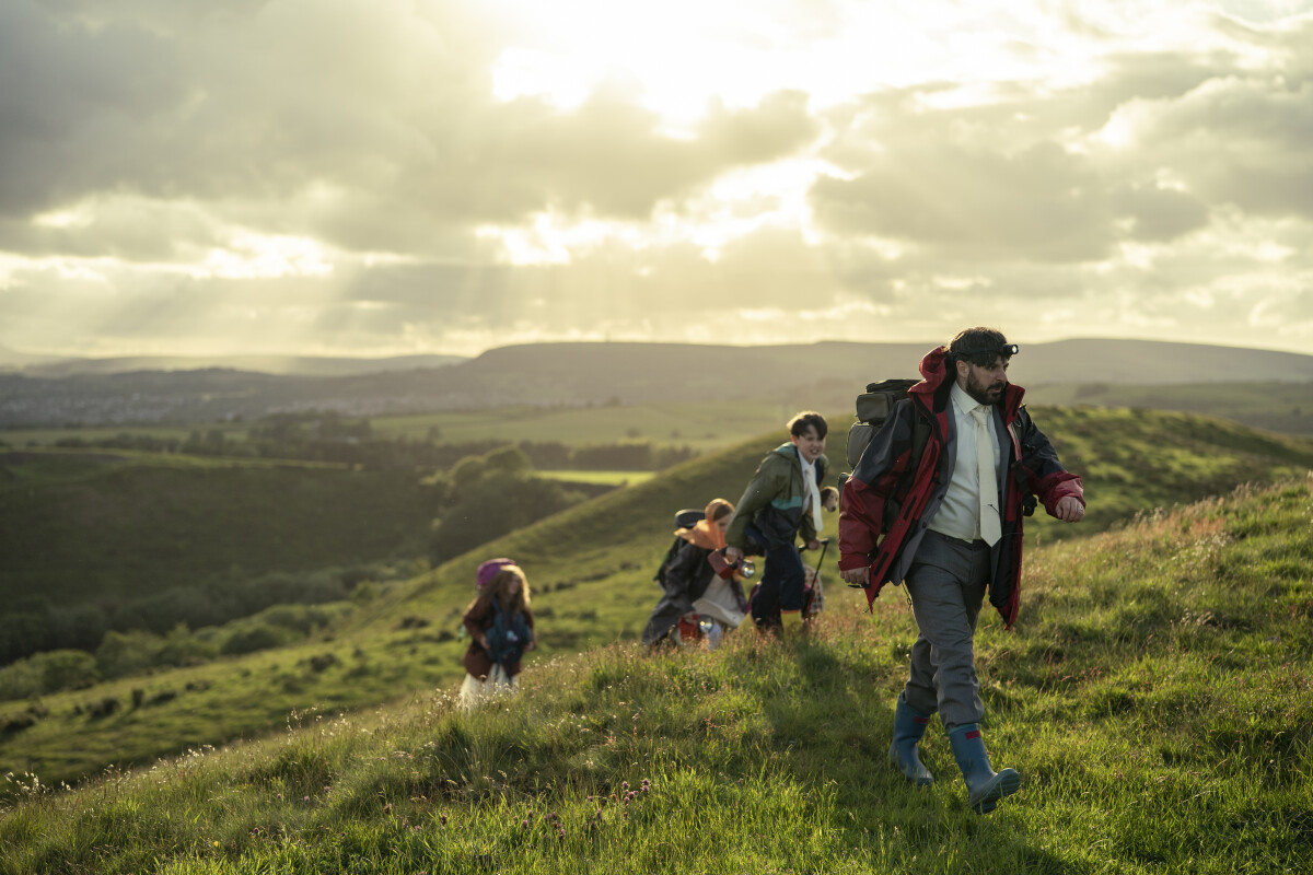 Saison 2 de Everyone Else Burns : The CW renouvelle la série comique britannique – annulations & renouvellements TV, audiences