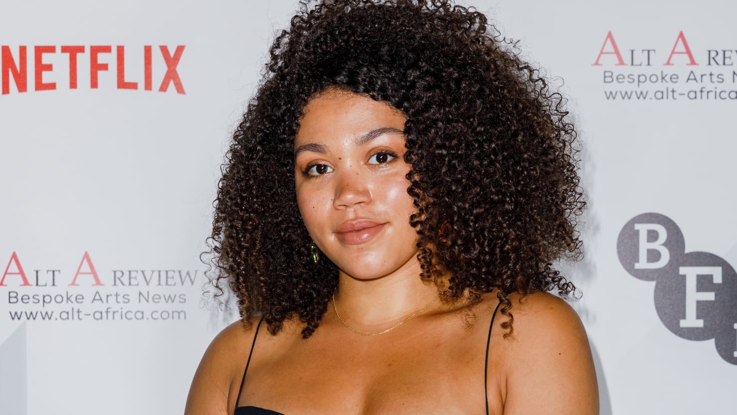 Star de ‘Bridgerton’, Ruby Barker critique Netflix et Shondaland pour leur réaction suite à des crises psychotiques.