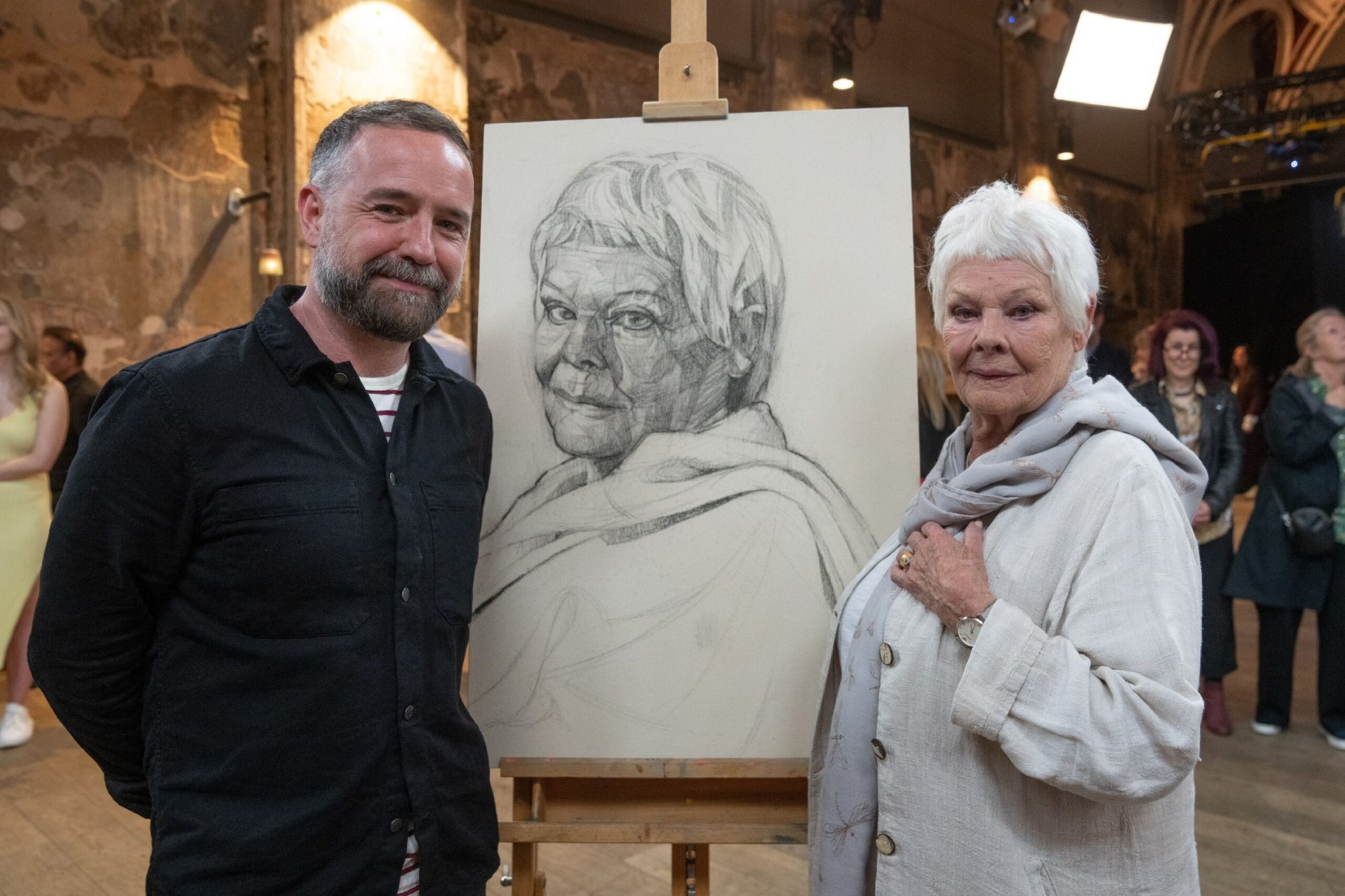 Un artiste irlandais couronné ‘Portraitiste de la décennie’ avec une ressemblance frappante de Judi Dench.