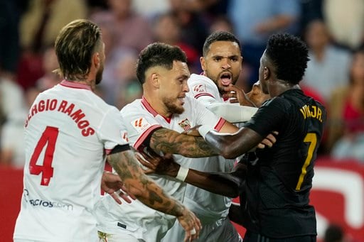 Vinícius ciblé à nouveau : fan éjecté pour comportement raciste lors du match contre le Real Madrid