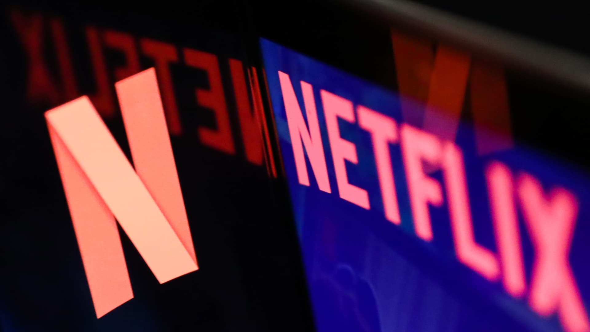 Wolfe Research déclasse Netflix, préoccupé par les prévisions de croissance du géant du streaming.