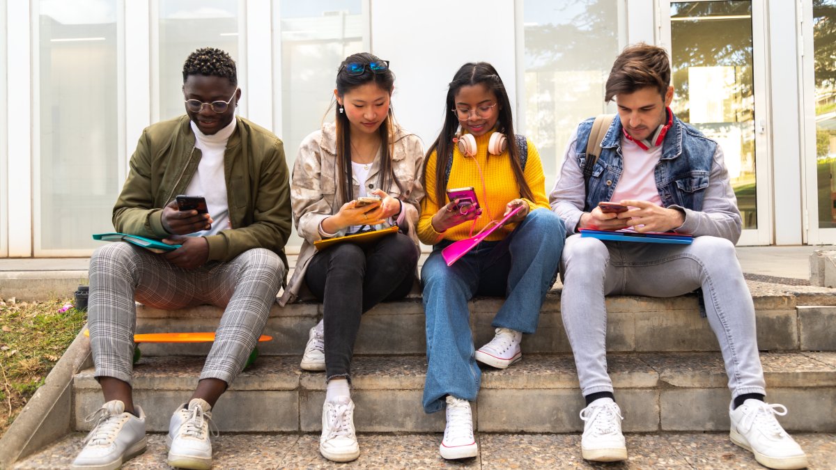 YouTube détrône Netflix comme première source vidéo pour les adolescents – NBC Chicago