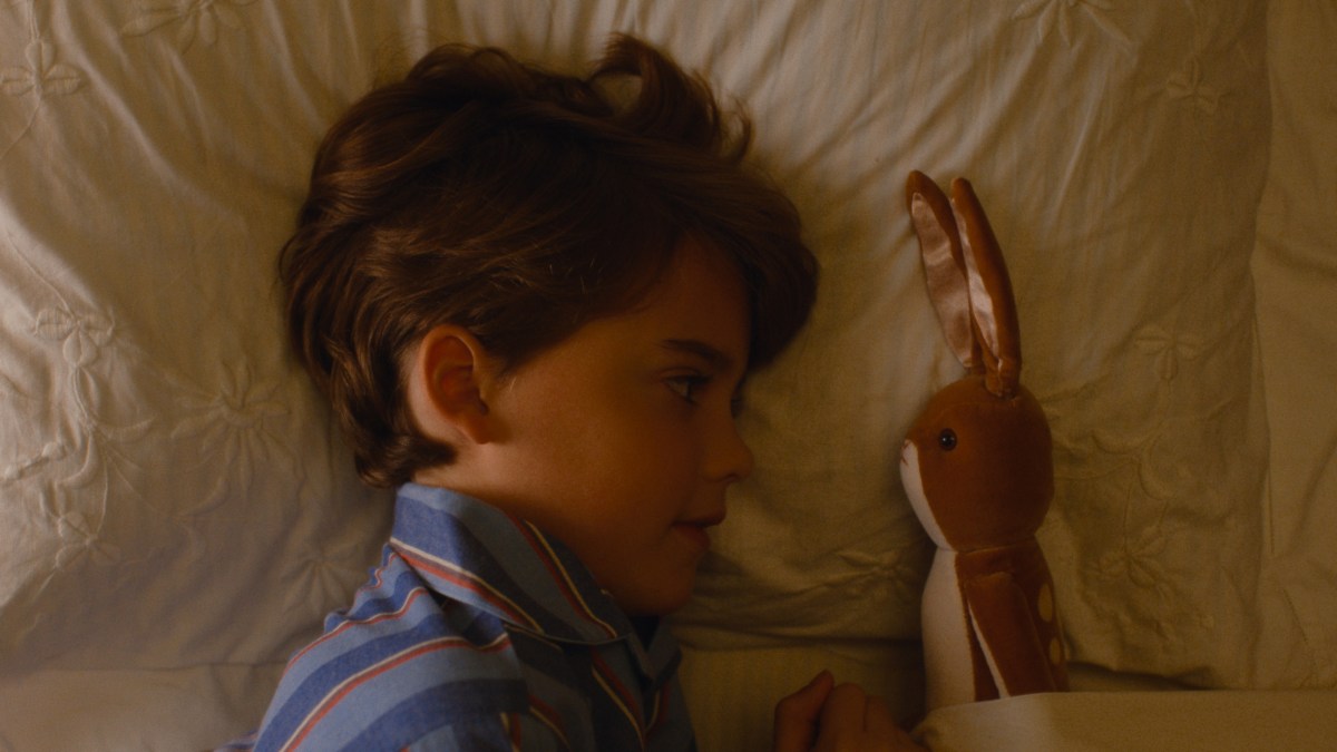 Douceur et amour inconditionnel dans la bande-annonce du Lapin Velours en live-action et animation
