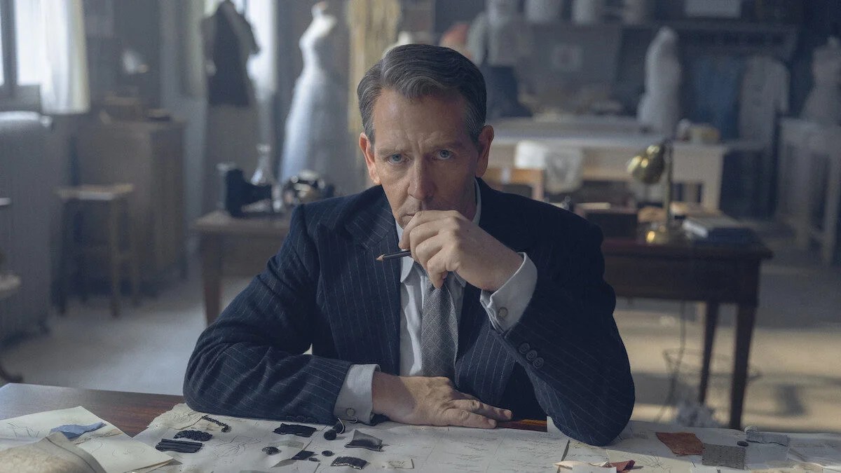 Ben Mendelsohn impressionne en Christian Dior dans “The New Look” d’Apple