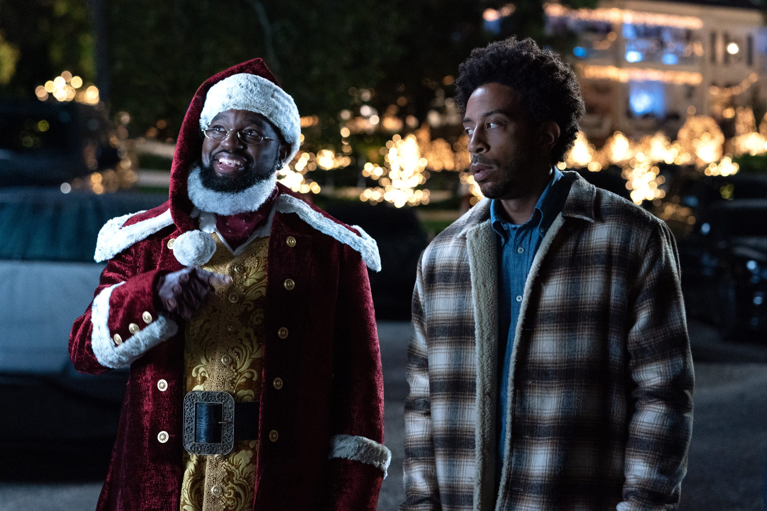 Critique de Dashing Through The Snow : Un film de Noël familier revisité