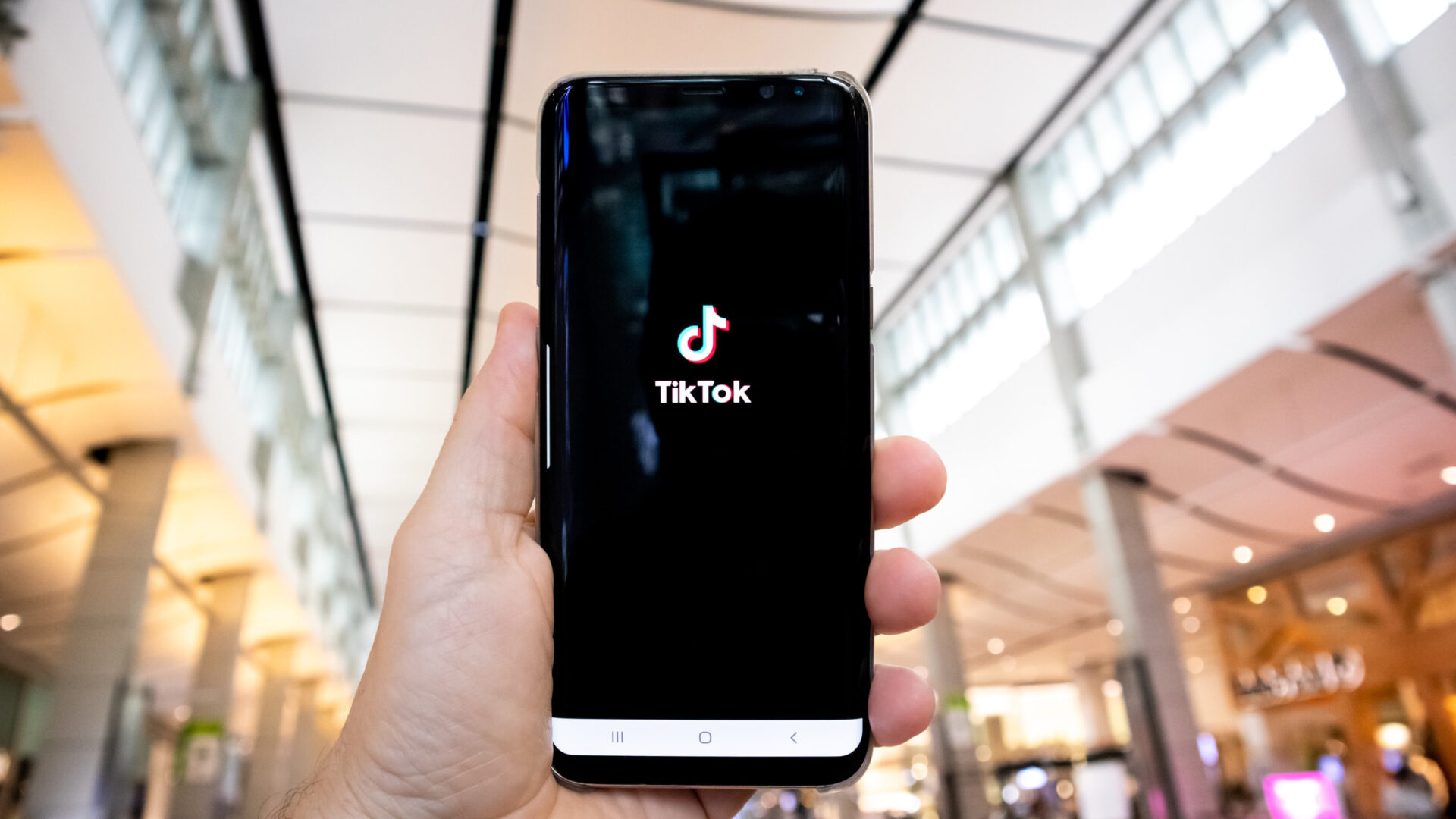 Découvrez pourquoi les gens regardent des émissions de télévision et des films sur TikTok