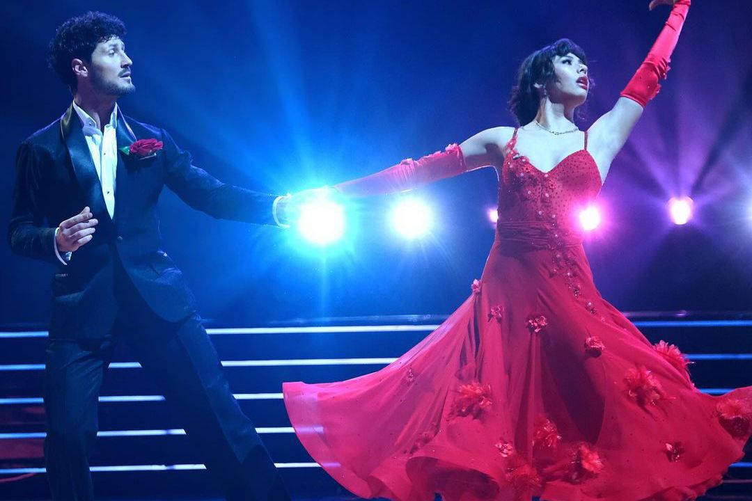 Derek Hough ému par la valse de Xochitl Gomez dans DWTS