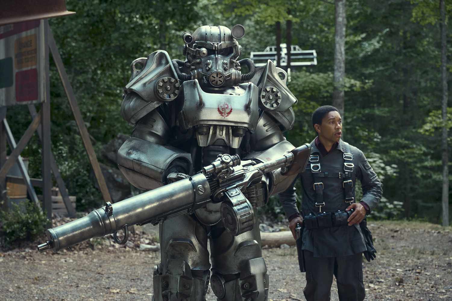 Des images exclusives de la série ‘Fallout’ dévoilent l’Armure Assistée et les Goules